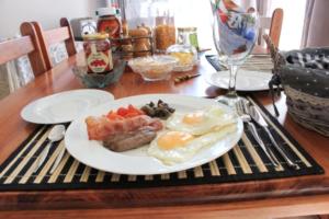 TSC B&B_Breakfast_Main (Eggs/Sausage/Bacon/Mushrooms/Tomatoes/Bread) 
